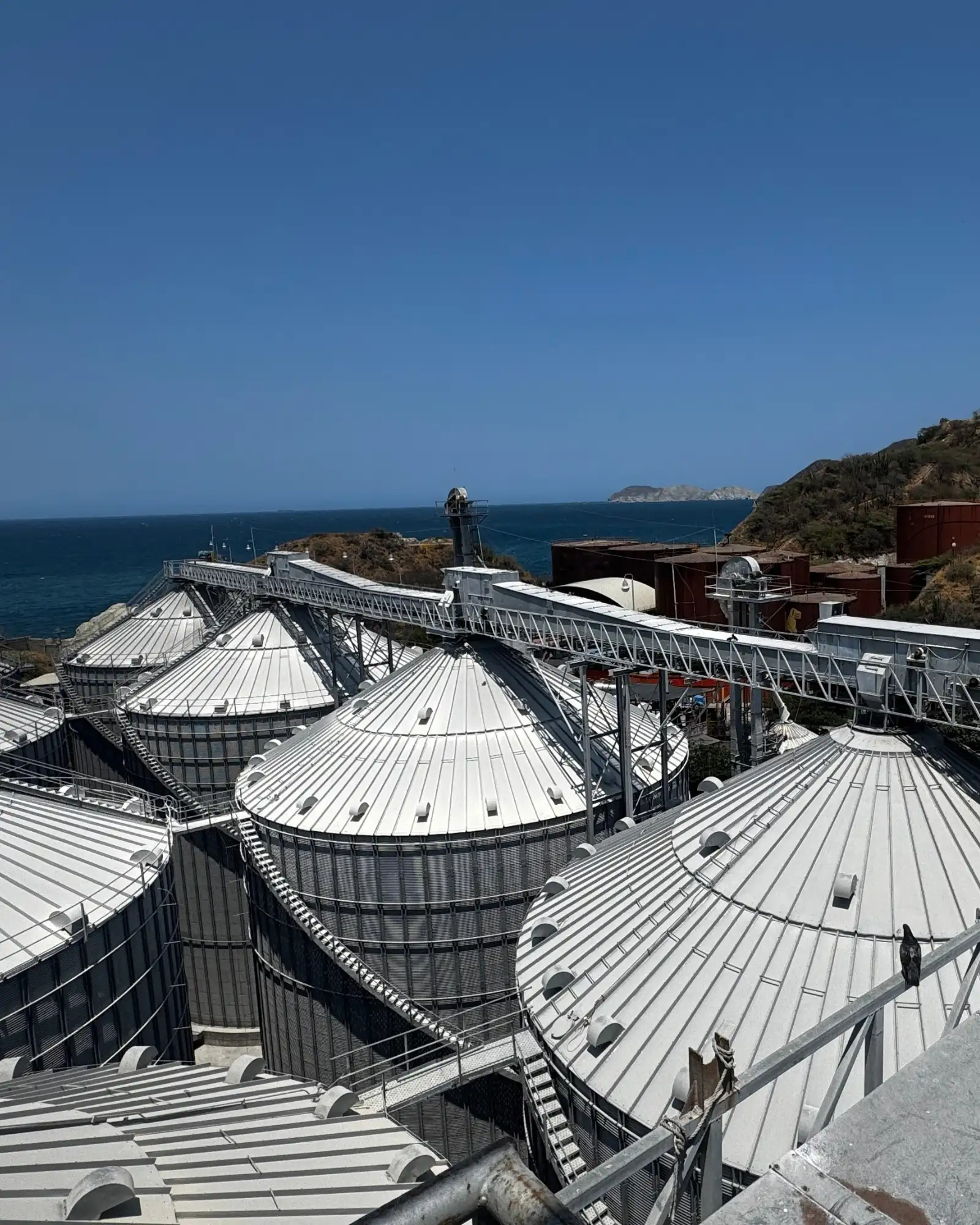 Silos e infraestructura junto al litoral.
